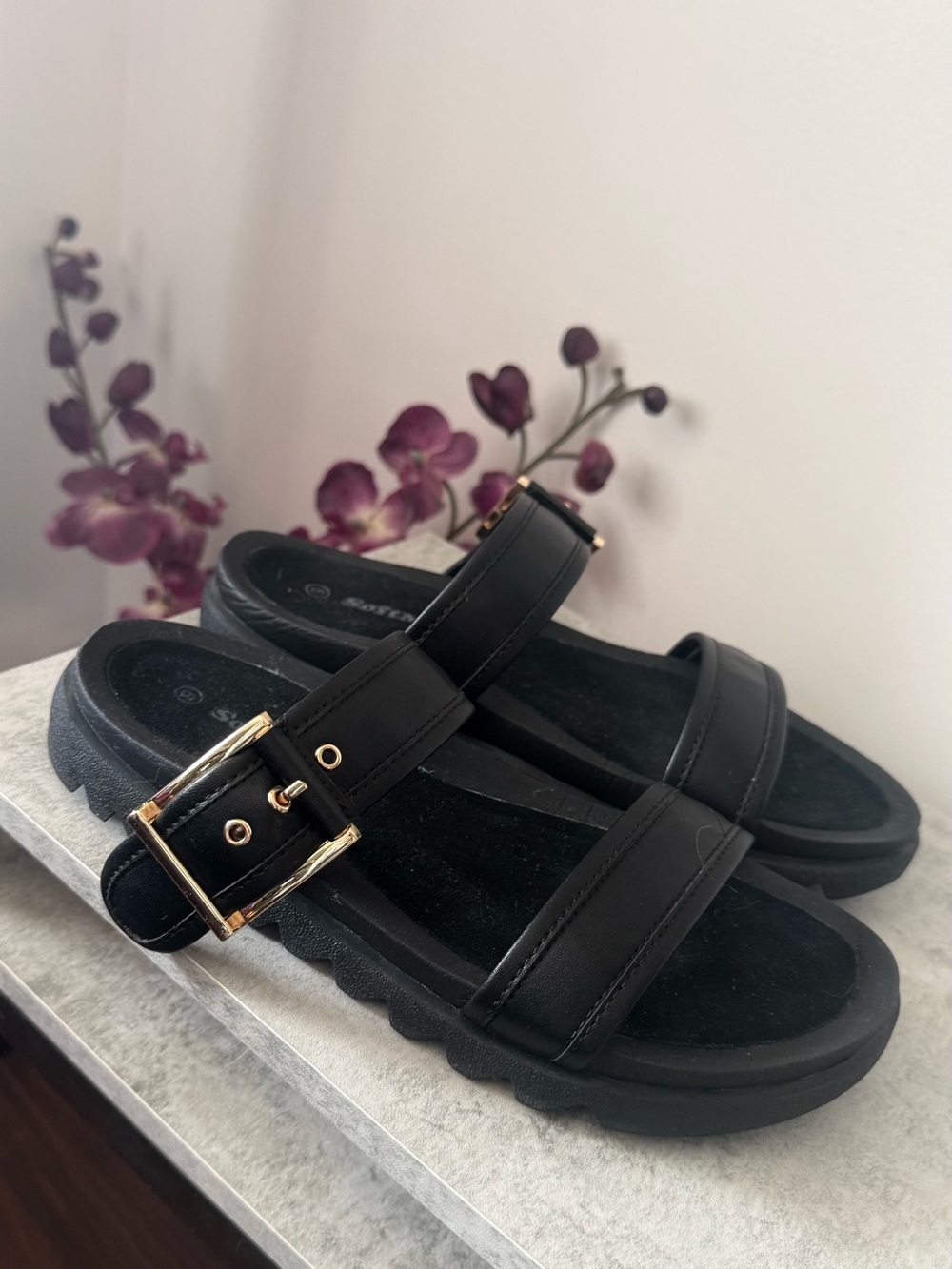 Softmoc Black Leather Sandals with Gold Buckle Wmns 6